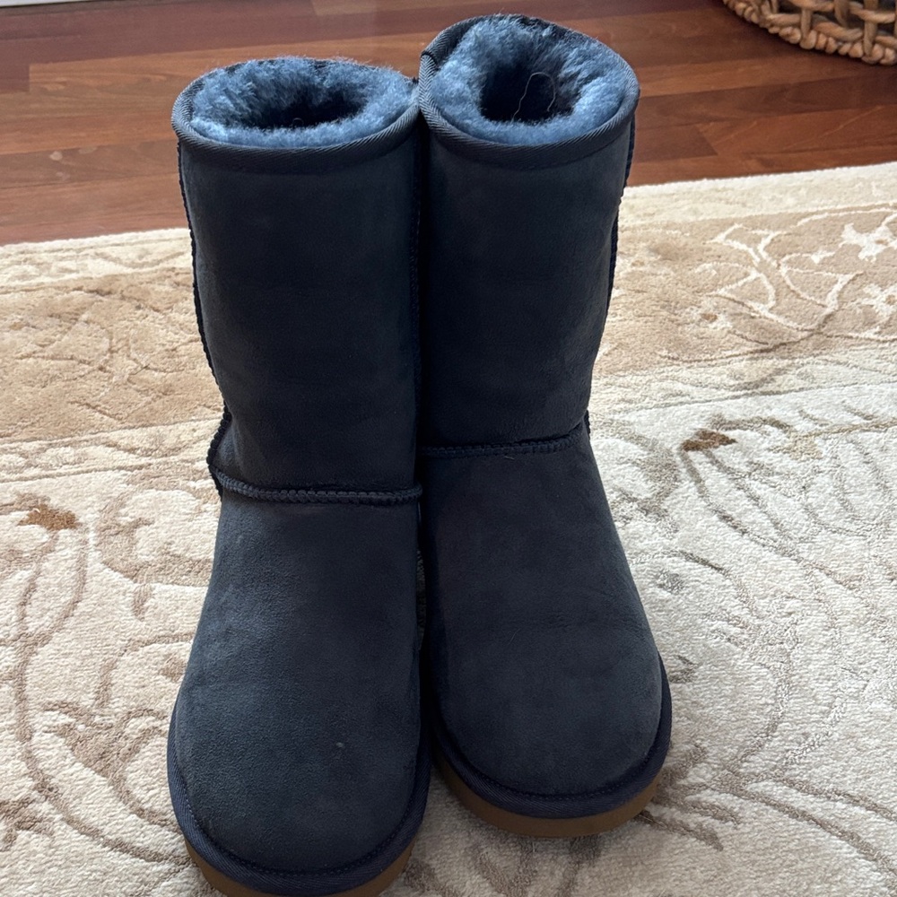 UGG blue classic short size 8.  Excellent shape